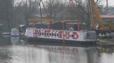 Oblíbenou výletní loď čeká servis. Z vody ji tahaly dva jeřáby