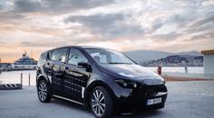 Auto jezdí na slunce! Nacpali do něj mech a 330 solárních panelů