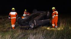 Auto vylétlo ze silnice a skončilo na střeše, řidič nehodu nepřežil