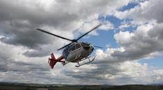 Muž spadl z desetimetrové výšky, kvůli vážným zraněním pro něj letěl vrtulník