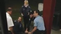 Pasažéři stojí za zadrženým řidičem, do ČR přijeli s obřím zpožděním