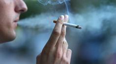 Saháte právě po cigaretě? Podívejte se, co udělá s vaším tělem!