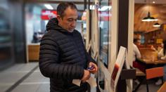 Češi zuří kvůli spropitnému ve fast foodech. Za co to máme platit, nechápou