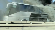 Autobus na Pražském okruhu zachvátily plameny. Lidé z něj vybíhali do silnice