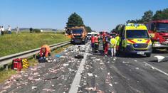 Vážná nehoda na D2: Kamion se srazil s údržbáři. Dálnice stála, tvořily se kolony