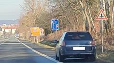 Řidič nadýchal přes 2,5 promile. Kamarád mu přijel pomoci, hrozí mu vyšší trest