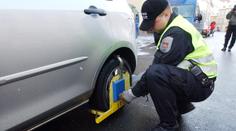 Poslanci parkují, kde se jim zlíbí. Pak zuří a hádají se se strážníky