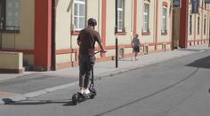Nehod elektrokoloběžek přibývá. Lidé na nich většinou nenosí přilby