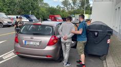 Nebezpečná honička v Praze: Řidič vyskočil z auta, to nabouralo do benzinky