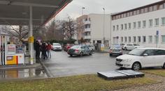 Dva muži s pistolí přepadli v Praze benzínku. Odjeli ukradeným autem