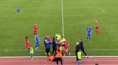 Úder pěstí, nadávky do Maďarů a tři červené za urážky. Slovenský fotbal řeší skandál