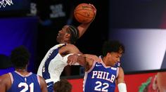 Warren nastřílel 76ers 53 bodů, Lakers padli s Torontem