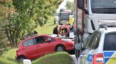 Srážka čtyř aut a autobusu na Mělnicku: 11 lidí se při nehodě zranilo
