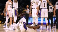 LeBronovi protihráč sáhl do rozkroku. Hvězda se ochotně sesunula k zemi