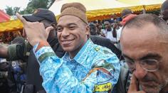 Mbappé v Kamerunu pobláznil fanoušky. Převážen je vojenským transportérem
