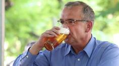 Vyhodit, potrestat. Čtenáři TN.cz Kalouska za pivo v hospodě tepou!