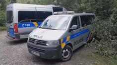 Lesy u Kladna už několik dnů prohledává policie. Důvod zůstává záhadou