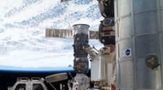 Netradiční oprava: Kosmonauti na ISS kontrolují díru v Sojuzu