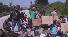 Řekové chtějí vyklidit uprchlické tábory, migranti se bouří