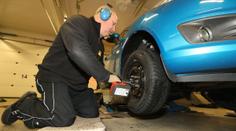 Pneuservisy už hlásí nápor. Někde si řidiči počkají na přezutí i dva týdny
