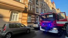 Desítky lidí zůstaly kvůli požáru ve sklepě bez domova. Hasiči vysvětlili proč