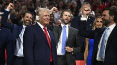 Trump se ukázal na veřejnosti. S ovázaným uchem dorazil na sjezd republikánů