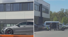 Ve známém bazaru s luxusními vozy zasahuje policie. Z areálu odtahují auta