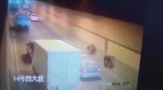 Neuvěřitelný pech. Motorkáře srazila dvakrát ta samá obří pneumatika