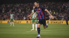 Barca nedala Betisu šanci. Fantom Benzema sestřelil Almeríi hattrickem