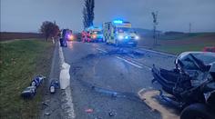 Při nehodě aut na Znojemsku zemřel člověk. Další dva se zranili