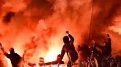 Fanoušci v Argentině se zbláznili. Rozjeli divoké ohňostroje před koncem zápasu