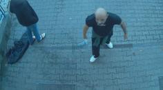 Potetovaný muž měl v Praze napadnout tři cizince. Pátrá po něm policie