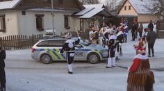 Česko žije masopustem. V Hamrech maškary obklíčily i policejní hlídku