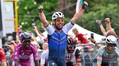 Skvělý Cavendish ovládl třetí etapu na Giru, v růžovém zůstává van der Poel