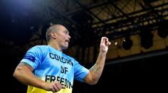 Usyk ukázal rychlé ruce. Fanoušky pobavil trikem s mincemi i tancem