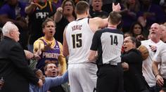 Rozzuřený Jokič řádil, loktem trefil majitele Suns a hrozí mu suspendace