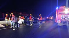 Vážná nehoda na Ústecku. Nabourané auto museli hasiči rozstříhat