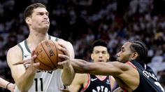 Milwaukee začalo finále konference výhrou! Bucks táhl Lopez