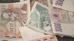 Pečovatelka využila důvěřivosti seniorky. Z karty jí vybrala 61 tisíc korun