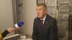 Babišův hektický den: Na Úřad vlády si bral i jezulátko. Potřeboval ho slepit