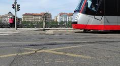 Co znamenají zkřížené žluté čáry na silnici? Tramvaják se zlobí, že to řidiči neví
