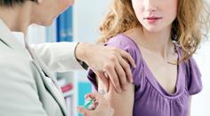 Na novou variantu covidu nezabírá očkování. Epidemiolog radí, jak se chránit