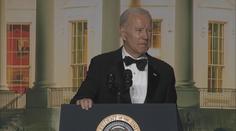 Biden na galavečeru pronášel jeden vtip za druhým. Okomentoval i Elona Muska