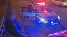 Zdrogovaný řidič se v Olomouci snažil ujet policistům. Ti tasili zbraň
