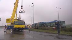 Nehoda autobusu uzavřela výpadovku z Prahy. Tvořily se kolony!
