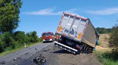 Osobní auto začalo po nárazu hořet. Vážná nehoda blokuje hlavní tah na Plzeň
