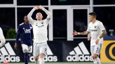 Brankář brutálně sejmul Rooneyho, ten se pomstil gólem
