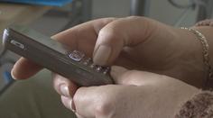 Senior spadl z postele a nemohl vstát. Policisté při záchraně riskovali život
