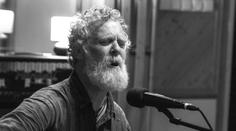 Zemřel legendární hudebník Glen Hansard. Zabil se na motorce
