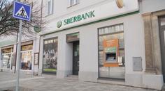 Klienti Sberbank se dostanou ke svým penězům. Na účtech jsou stamiliony